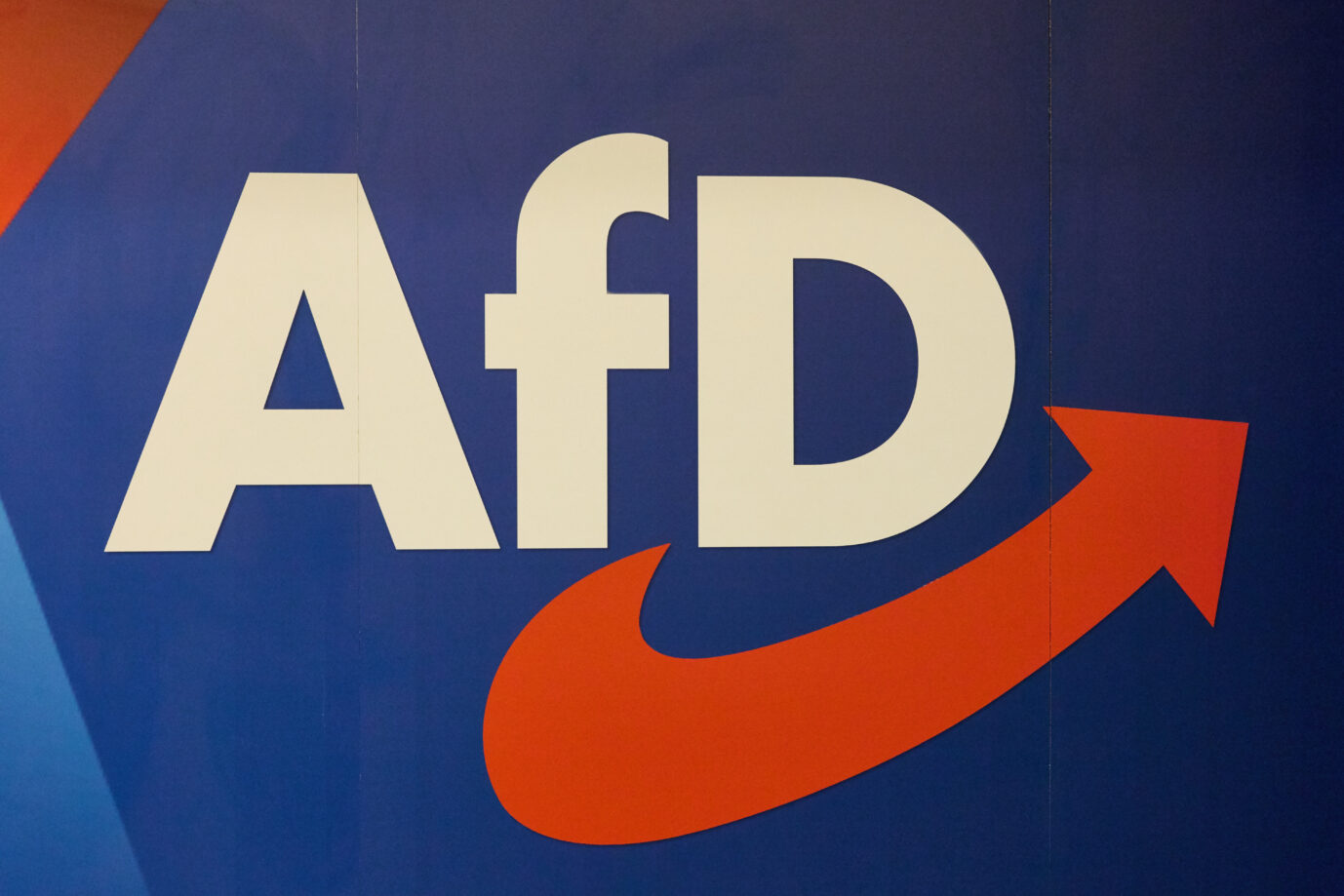 Das Logo der AfD ist auf dem Landesparteitag der AfD Hamburg im Bürgersaal Wandsbek zu sehen. Einige Wirtschaftsverbände sind inzwischen offen für Gespräche mit der Partei.