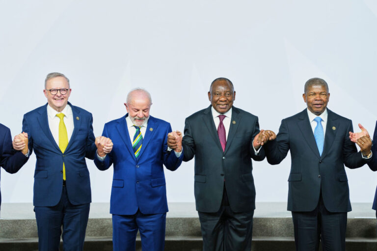 Australiens Premierminister Anthony Albanese, Brasiliens Präsident Luiz Inácio Lula da Silva, Südafrikas Präsident Cyril Ramaphosa und der angolanische Präsident und Vorsitzende der Afrikanischen Union, João Lourenço, gestikulieren, während sich die Staats- und Regierungschefs am Samstag, dem 22. November 2025, beim G20-Gipfel in Johannesburg, Südafrika, zu einem Gruppenfoto versammeln. (AP Photo/Misper Apawu, Pool)