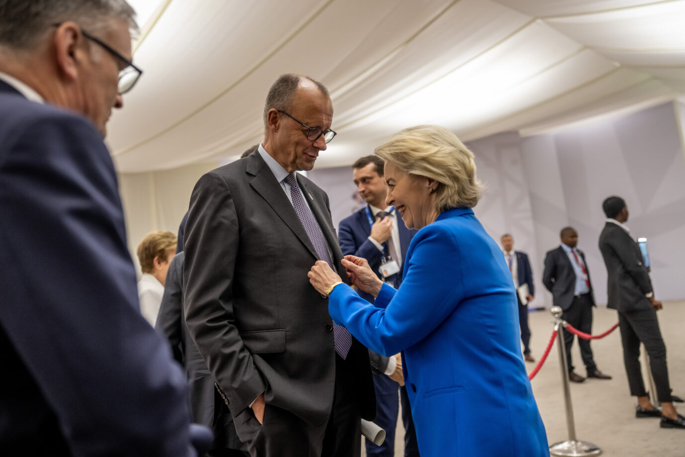 Bundeskanzler Friedrich Merz (CDU) freut sich. Ursula von der Leyens (CDU) EU-Haushalt wird hauptsächlich vom Nettozahler Deutschland bewältigt.