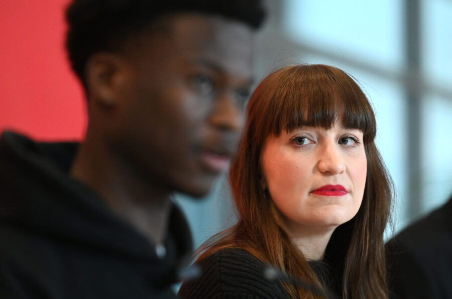 Die Vorsitzende der Linksfraktion, Heidi Reichinnek, neben Suraj Mailitafi von „Widersetzen“ im Bundestag: Blasen zum Protest. Foto: picture alliance/dpa | Elisa Schu