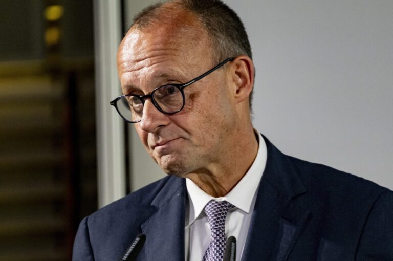 Ratlose Gesichter: Bundeskanzler Friedrich Merz versucht das Rentengesetz zu erklären.