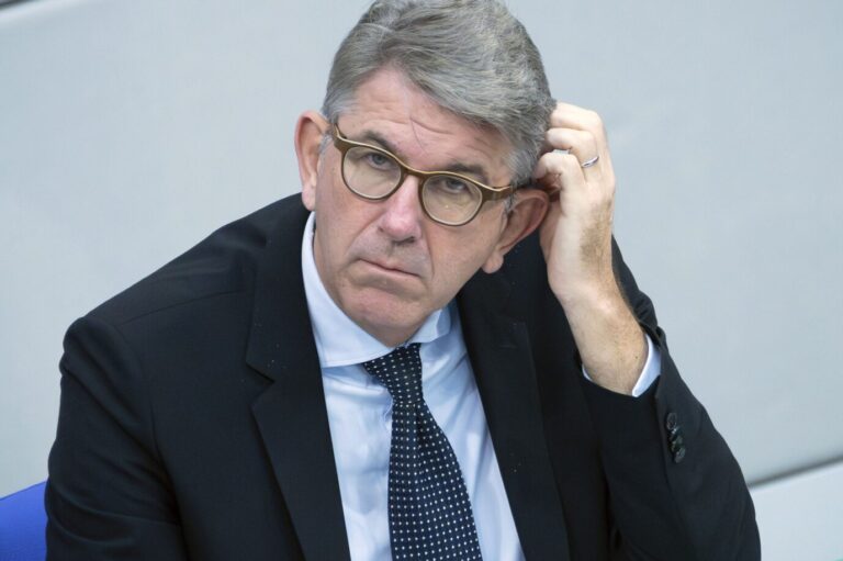 Jetzt ist guter Rat teuer: Die Sponsoren laufen dem Kulturstaatsminister Wolfram Weimer davon.