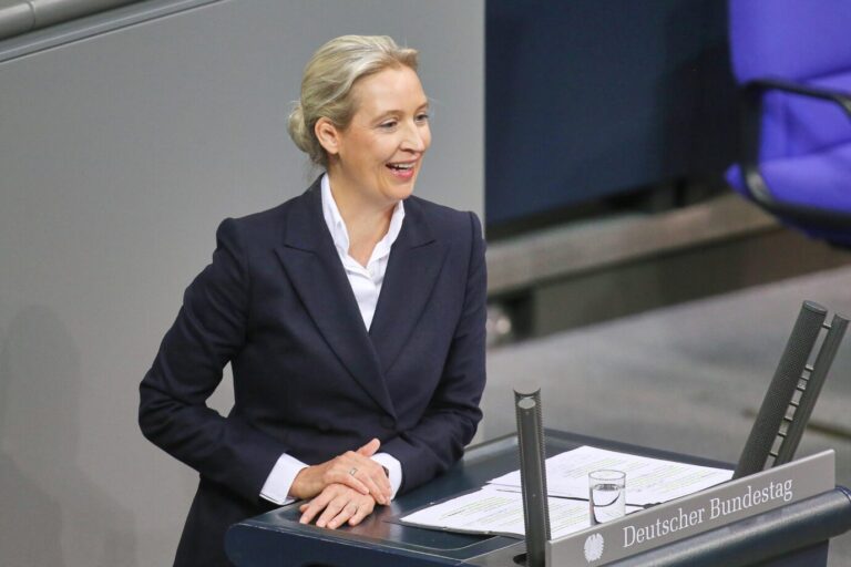 Alice Weidel steht am Rednerpult des Deutschen Bundestages und spricht während einer Sitzung, im Hintergrund sind Sitze des Plenarsaals erkennbar. Kontext: Deutscher Bundestag, 43. Sitzung der Haushaltswoche in Berlin, AfD-Fraktionsvorsitzende Alice Weidel. Alice Weidel im Bundestag während der Haushaltswoche: 12-Punkte-Sofortprogramm vorgestellt. Foto: picture alliance / dts-Agentur | -