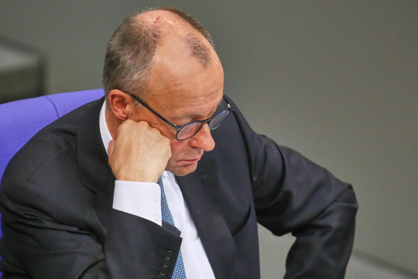 Berlin, Deutschland: Deutscher Bundestag: 43. Bundestagssitzung - Haushaltswoche: Bundeskanzler Friedrich Merz (CDU). Die Regierung genießt aktuell wenig Vertrauen.