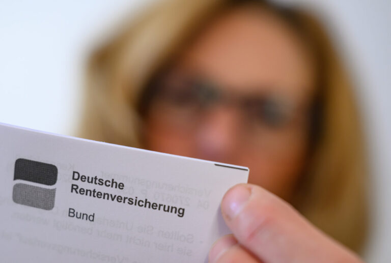 Eine Frau liest ein Schreiben der Deutschen Rentenversicherung (Symbolbild): Trotz hoher Beiträge ist die Altersvorsorge Deutschlands nicht zukunftsfest. (Themenbild)