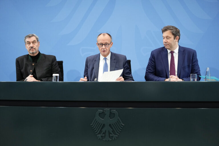 Die Koalitionsspitzen am Freitagmorgen, nachdem sie sich in der Nacht mit mit dem Rentenstreit befaßt haben