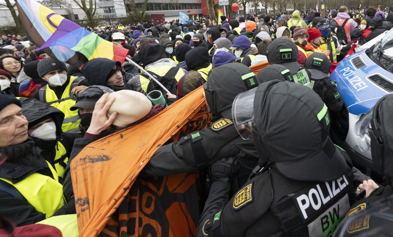 Demonstranten versuchen zur Halle der AfD durchzubrechen: Massive Gewalt gegen Polizei und Journalisten. Foto: picture alliance/dpa | Boris Roessler