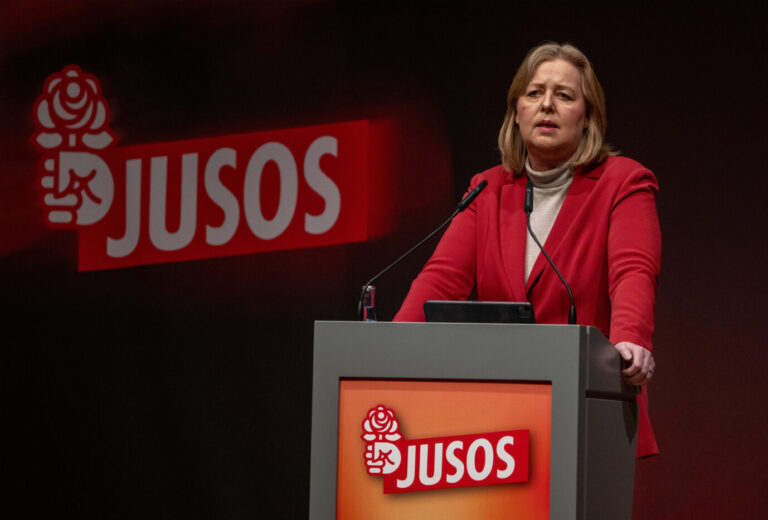 Arbeitsministerin Bärbel Bas (SPD) trägt ein rotes Jackett und schimpft auf Arbeitgeber