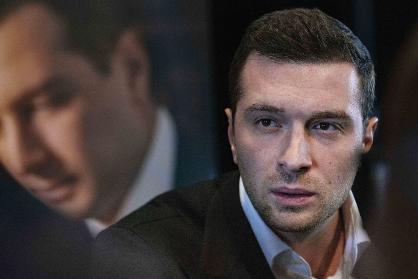 Der Vorsitzende des Rassemblement National, Jordan Bardella, schaut ernst in die Kamera