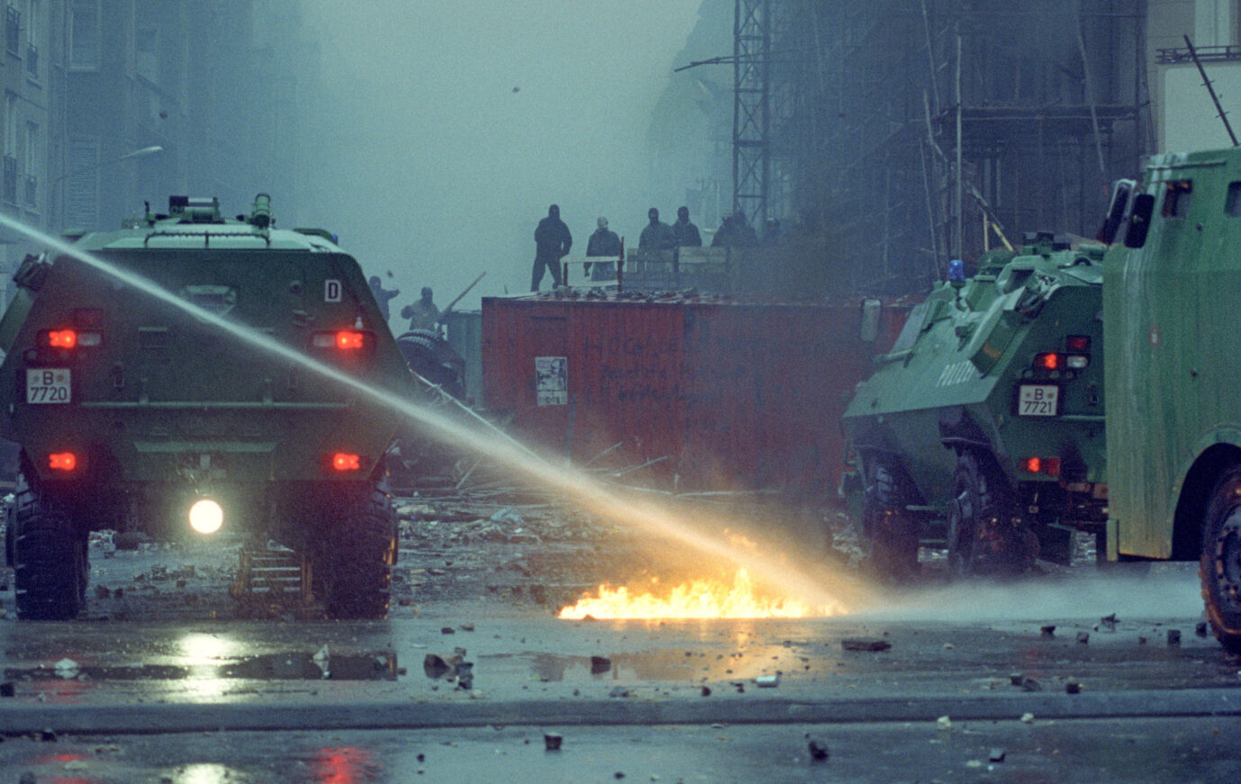 Mit gepanzerten Einsatzwagen und Wasserwerfern drang die Polizei in den frühen Morgenstunden in die verbarrikadiert Mainzer Straße ein. Mit neuen blutigen Straßenschlachten spitzte sich am Mittwoch (14.11.1990) der Konflikt um besetzte Häuser im Osten Berlins zu. Bei einer massiven Polizeiaktion zur Raumung von 13 besetzten Häusern in der Mainzer Straße im Bezirk Friedrichshain wurden über 70 Beamte und rund 15 Besetzer verletzt. Die Hausbesetzer waren Linksextremisten.