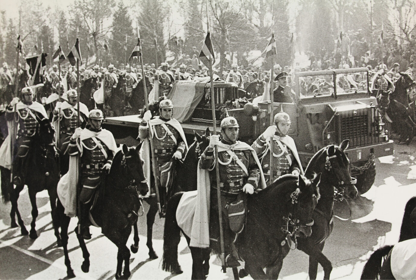 Eine berittene Garde begleitet den Sarg von Francisco Franco während der Begräbnisfeierlichkeiten in Madrid.