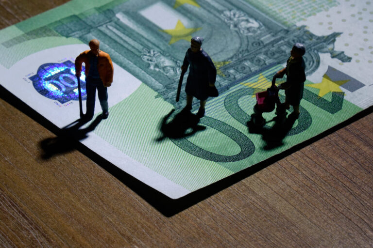 Drei kleine Rentnerfiguren mit Gehstöcken und Rollator stehen auf einem Hunderteuroschein; die Szene symbolisiert die finanziellen Belastungen des Rentensystems für kommende Generationen. Seniorenfiguren auf einem Hunderteuroschein: 71 Prozent sehen die Rente als zu starke Last für Jüngere. Foto: picture alliance / Sascha Steinach/dpa-Zentralbild/dpa | Sascha Steinach