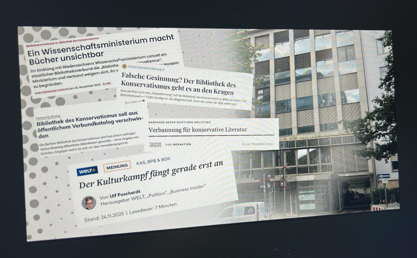 Das Bild zeigt die Bibliothek des Konservatismus und verschiedene Schlagzeilen zum drohenden Ausschluß aus dem Bibliotheksverbund.