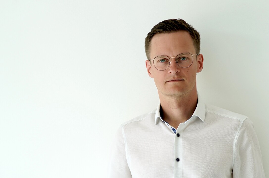 Die Hausdurchsuchung beim Satiriker CJ Hopkins sorgt für Schlagzeilen. Sein Anwalt Friedemann Däblitz sagt: "Dann hätten auch Spiegel oder Stern bestraft werden müssen."