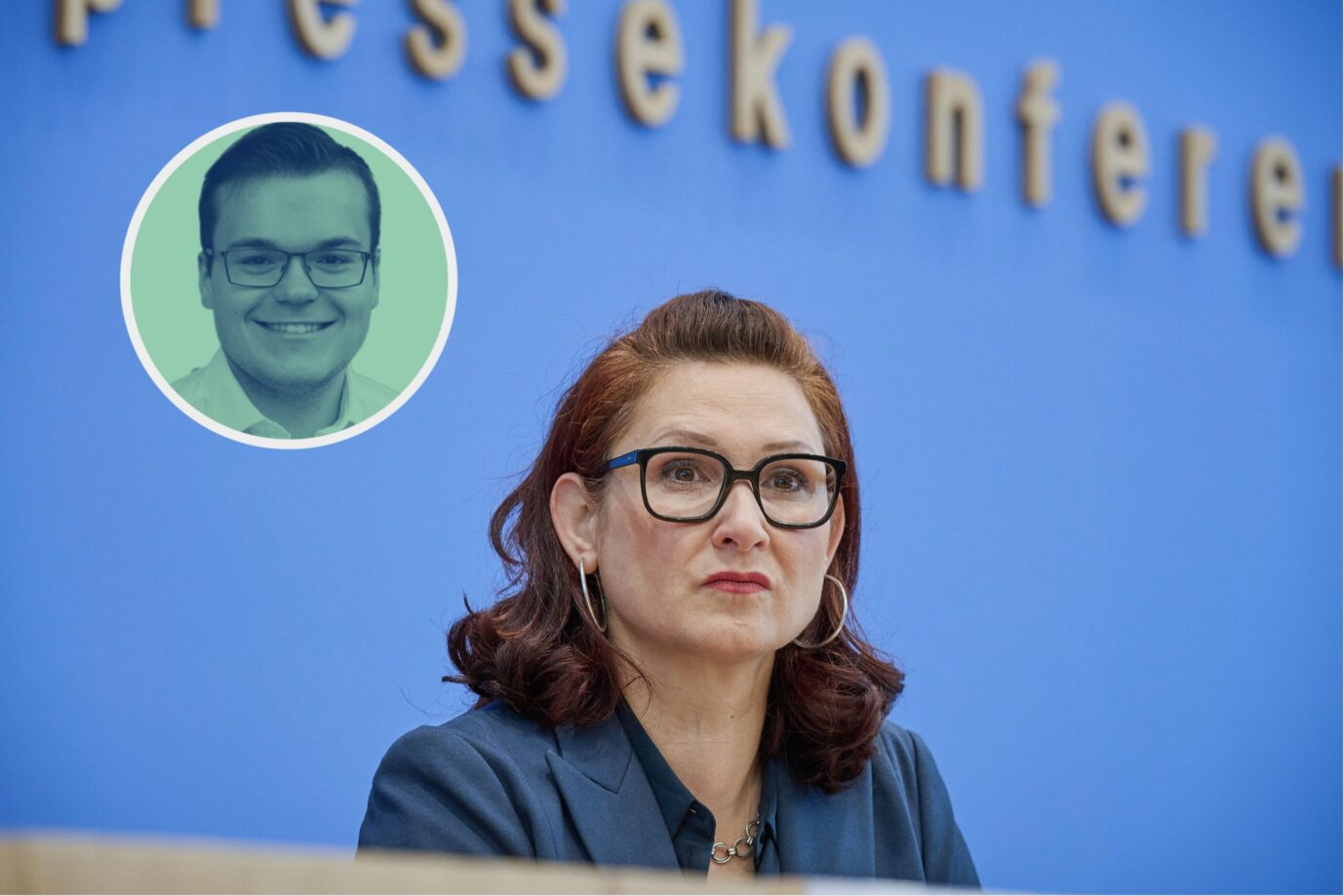 Mit Brille, grantigem Gesichtsausdruck und roten Haaren schaut die Leiterin des „Mediendienst Integration“, Ferda Ataman drein – durch sie wird dem ZDF erklärt, wie es über Migration berichten soll, finanziert durch unser Steuergeld