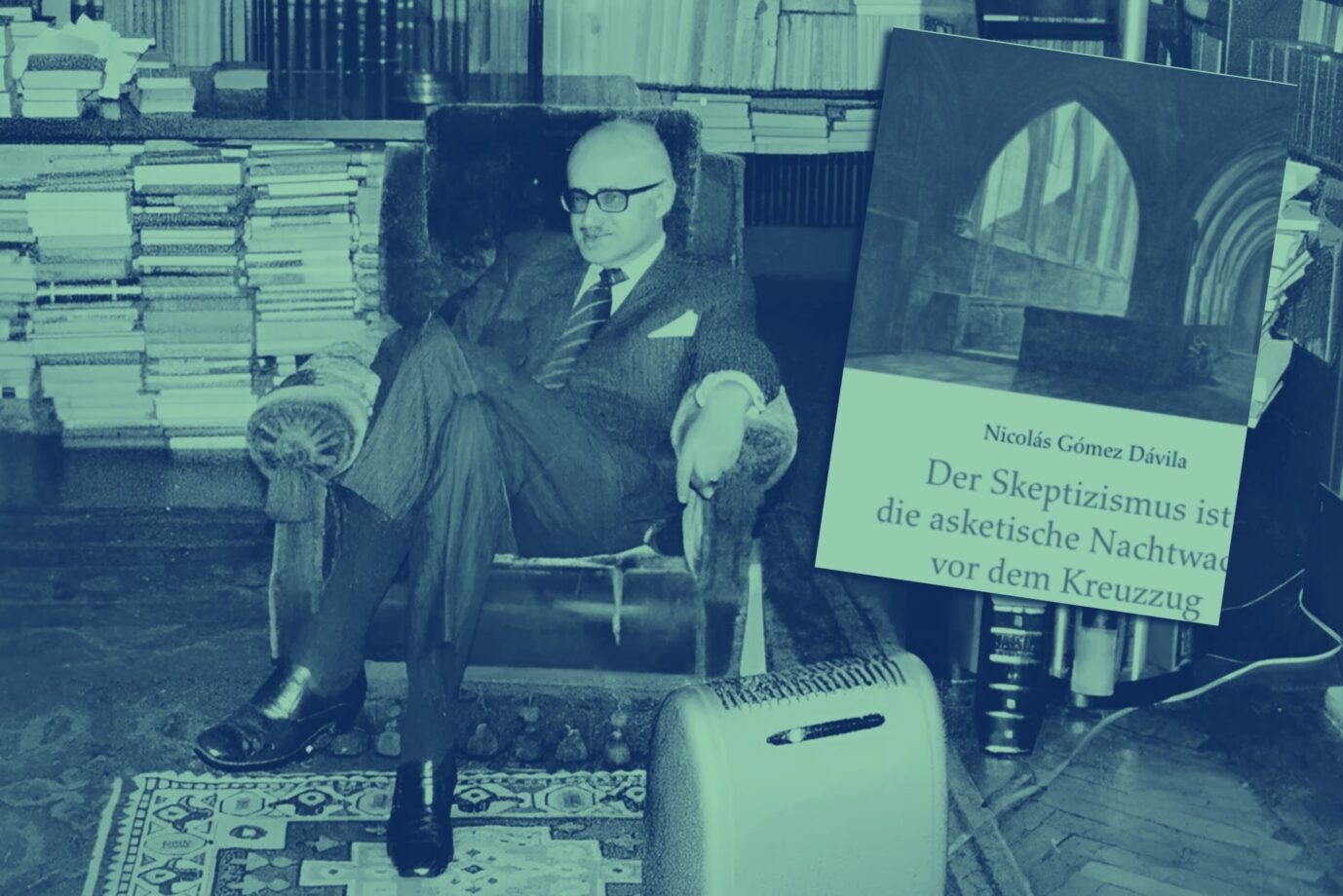 Nicolás Gómez Dávila sitzt in seiner Bibliothek in Bogota, umringt von Büchern