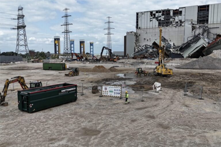 Bagger stehen auf brauner Erde herum – Am Hamburger Green Hydrogen Hub soll ein Wasserstoffwerk gebaut werden – bis 2027