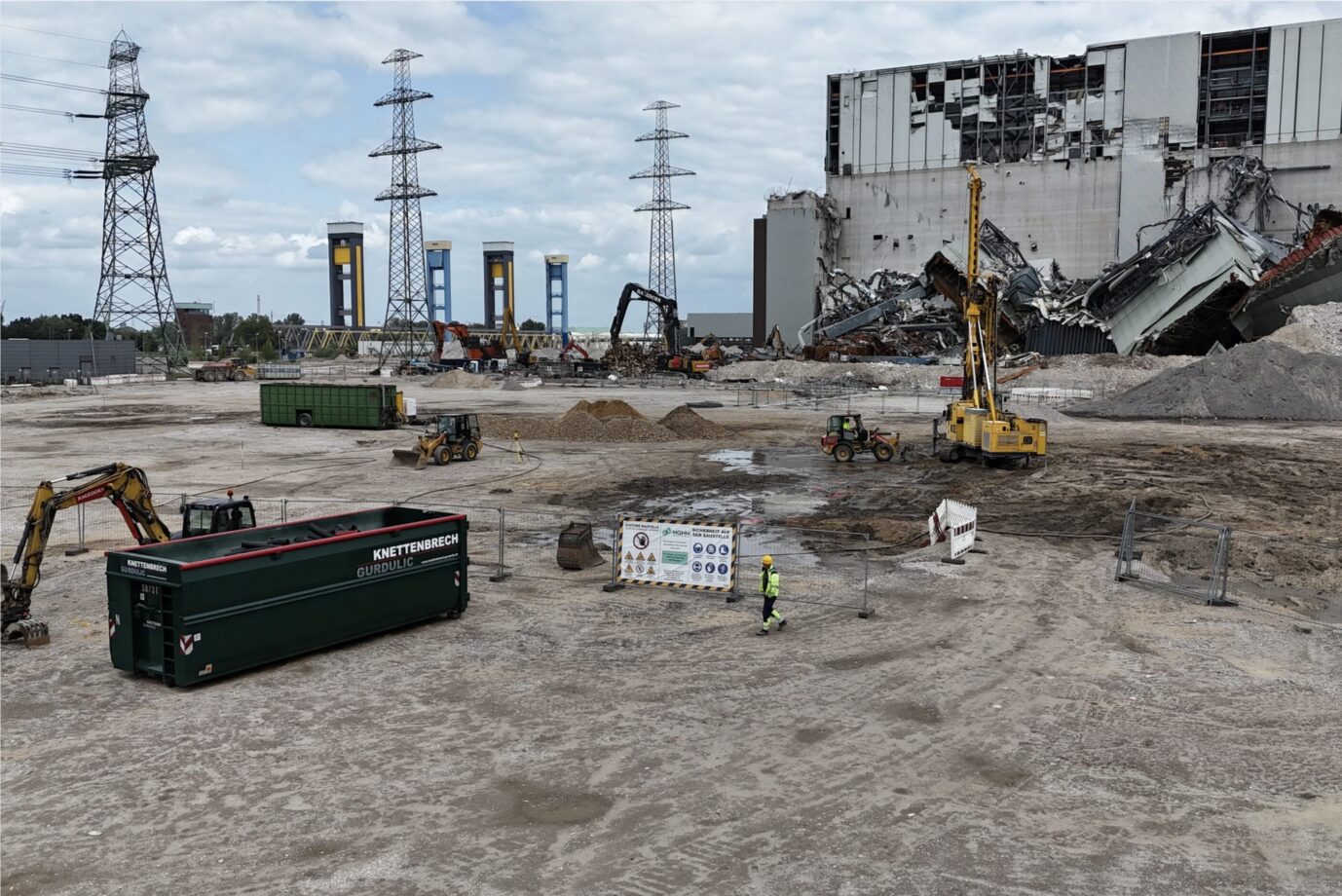 Bagger stehen auf brauner Erde herum – Am Hamburger Green Hydrogen Hub soll ein Wasserstoffwerk gebaut werden – bis 2027