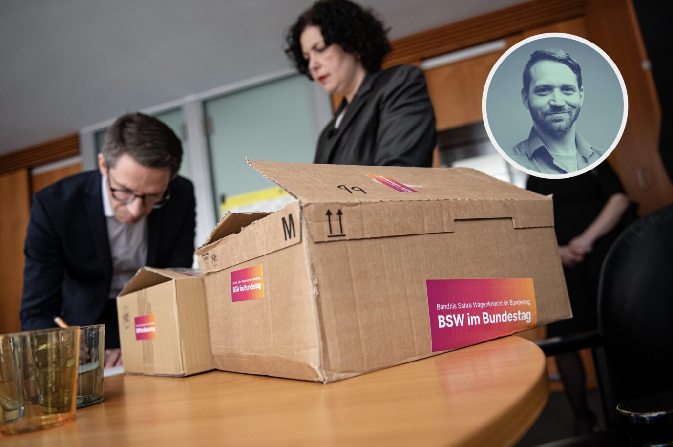 Amira Mohamed Ali (BSW, vorn), Co-Parteivorsitzende, gibt die Unterlagen für den Wahleinspruch des BSW für die Bundestagswahl im Paul-Löbe-Haus im Sekretariat des Ausschuss für Wahlprüfung, Immunität und Geschäftsordnung ab. Mehr als 800 Einsprüche gegen die Bundestagswahl vom 23. Februar sind bereits eingegangen. Wer hat die Mehrheit?