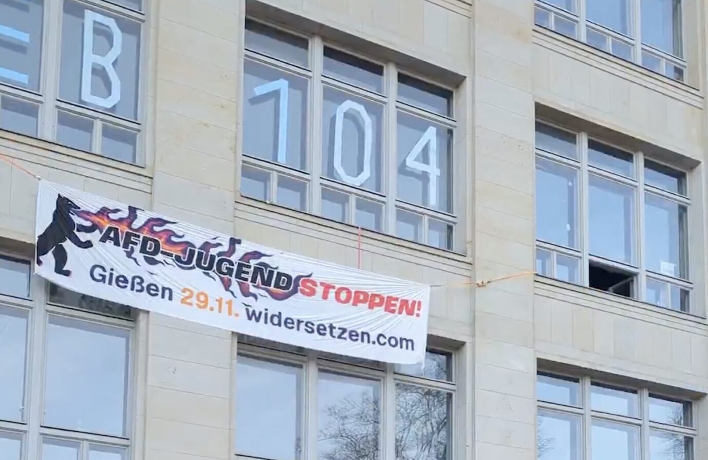 Linke Studis planen an mehreren Berliner Universitäten Aktionen gegen die geplante AfD-Jugendgründung in Gießen. An der TU Berlin hängt bereits ein Banner. Die Partei reagiert mit einer Abmahnung – der JF liegt das Schreiben vor. Was die Universitäten dazu sagen. Das Banner von „Widersetzen“ an der Technischen Universität Berlin: „AfD-Jugend stoppen!“ Foto: AfD