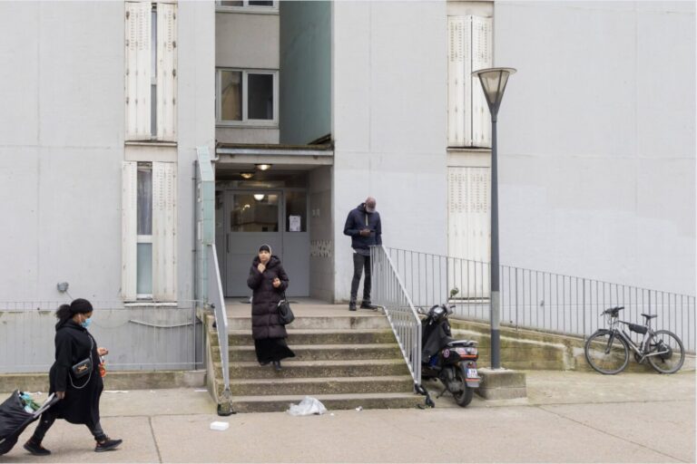 Auf der Treppe eines trostlosen Wohnblocks in einem Pariser Banlieue in Frankreich – hier sind Jugendliche besonders anfällig für Islamismus