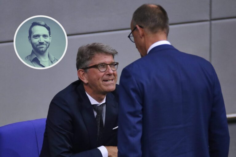 Berlin, Deutschland: Deutscher Bundestag: 9. Bundestagssitzung: Kulturstaatsminister Wolfram Weimer und Bundeskanzler Friedrich Merz (CDU).