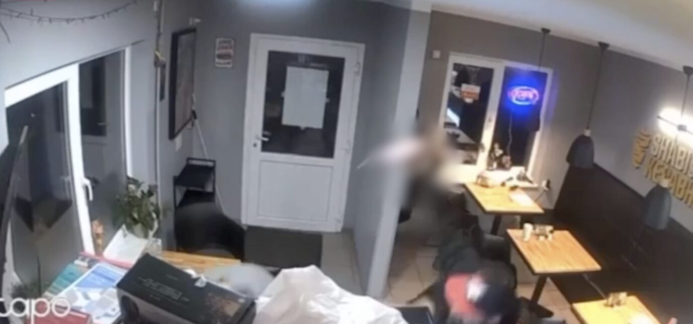 Ausschnitt aus der Aufnahme des Messerangriffs in Bad Kleinen: Tötungsdelikt erweckt den Eindruck von Behördenversagen. Video: privat Screenshot: JF