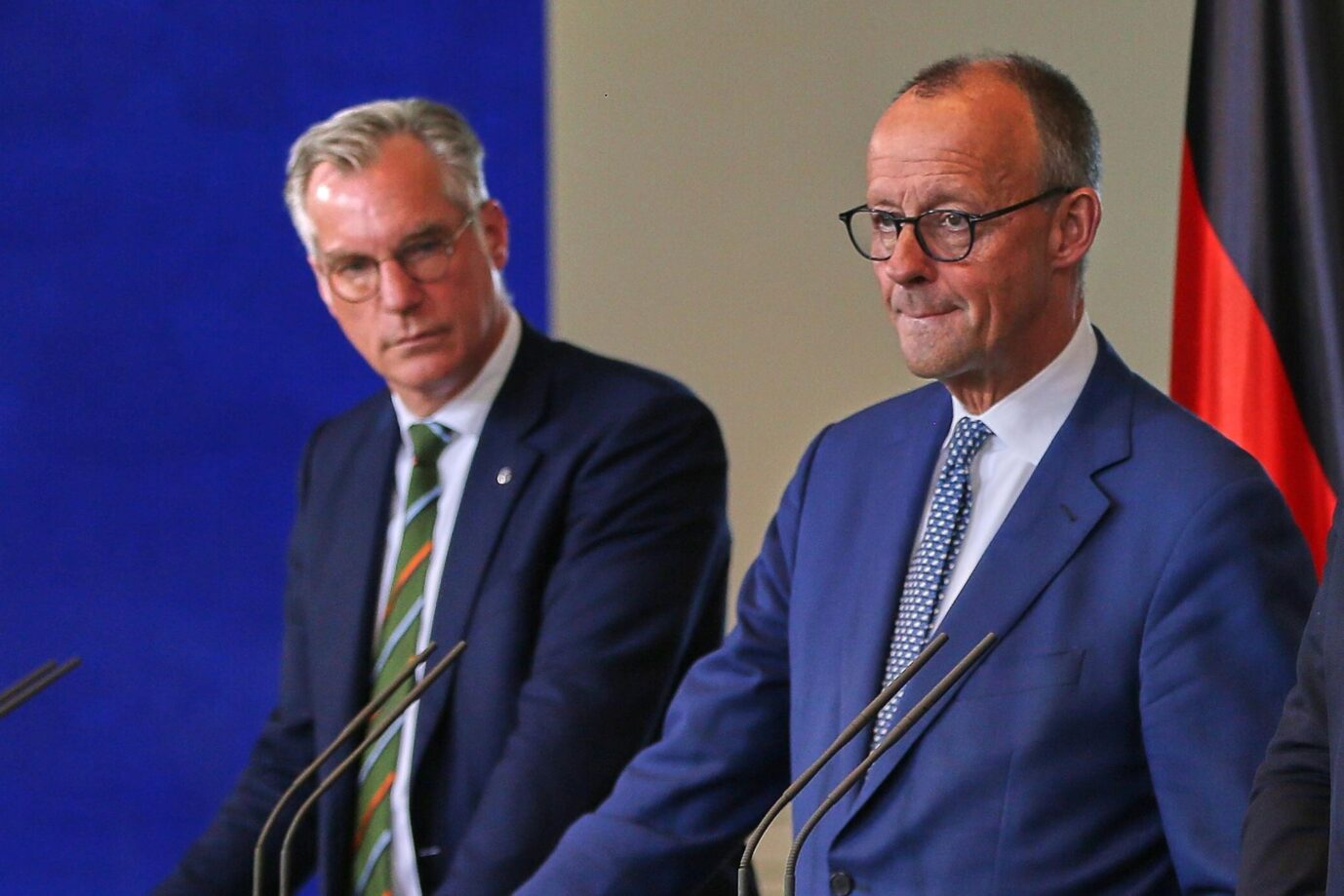 Präsident der Wirtschaftsvereinigung Stahl Gunnar Groebler (l.) und Bundeskanzler Friedrich Merz (CDU): Die Versprechen nach dem Stahlgipfel lassen nichts gutes hoffen.