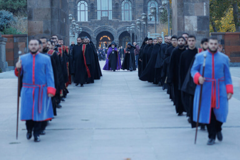 Eine Prozession mit Kirchenoberhaupt Karekin II. an der Spitze zieht durch Etschmiadsin, dem Zentrum der Armenisch Apostolischen Kirche: Im Kleinen Kaukasus tobt ein Kulturkampf zwischen Glauben und Politik. Foto: RAPB