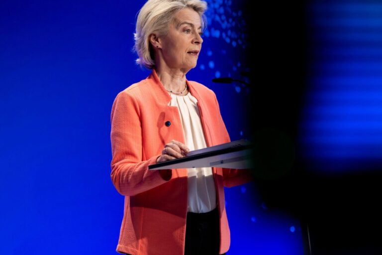 Das Bild zeigt EU-Kommissionspräsidentin Ursula von der Leyen. Sie möchte einen EU-Geheimdienst aufbauen.