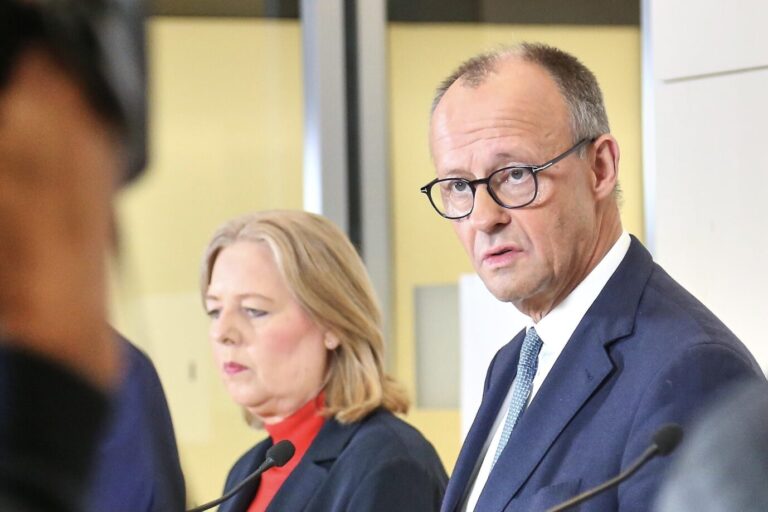 Bundeskanzler Friedrich Merz (CDU, r.) und seine Arbeitsministerin Bärbel Bas (SPD): Ihr Rentenpaket könnte an einer knappen Koalitionsmehrheit scheitern. (themenbild)