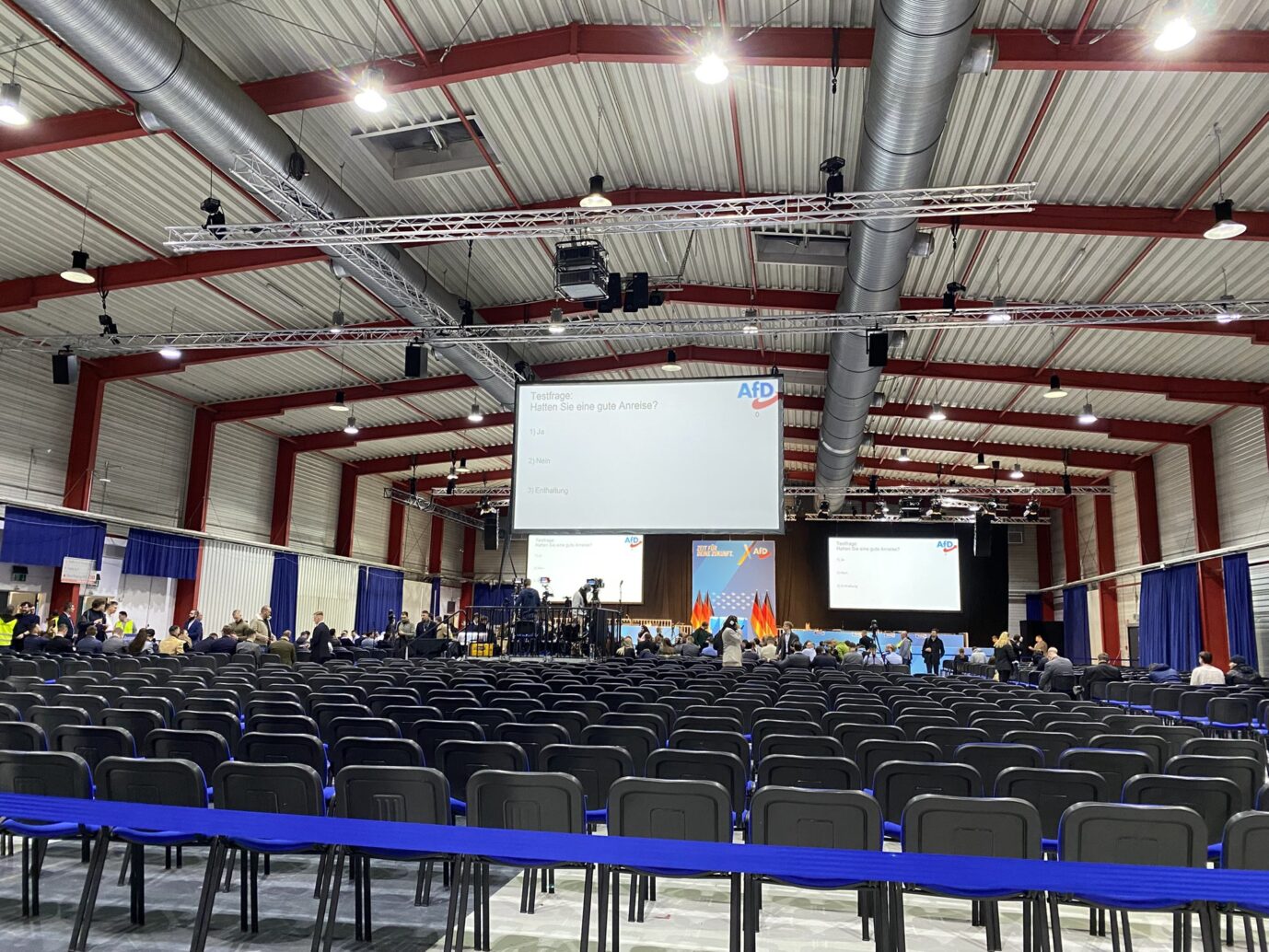 Die Halle ist bisher noch ziemlich leer. Foto: Joachim Paul