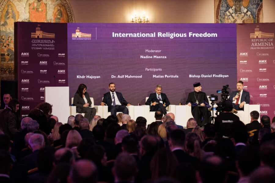 Panel auf der RAPB-Konferenz zum Thema Religionsfreiheit. Bischof Findikyan erinnert mahnend an die derzeit in Armenien inhaftierten Geistlichen. Foto: RAPB