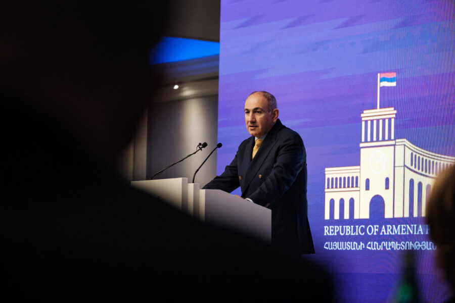 Armeniens Premier Nikol Paschinjan auf der Republic of Armenia Prayer Breakfast-Konferenz: „Es ist wichtig, daß sich die Menschen von Gott, von Jesus Christus und ihrer Beziehung zu ihm erzählen.“ Foto: RAPB