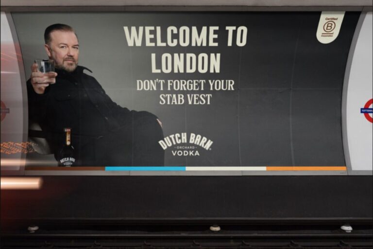 Das Bild zeigt ein Plakat des britischen Komikers Ricky Gervais.