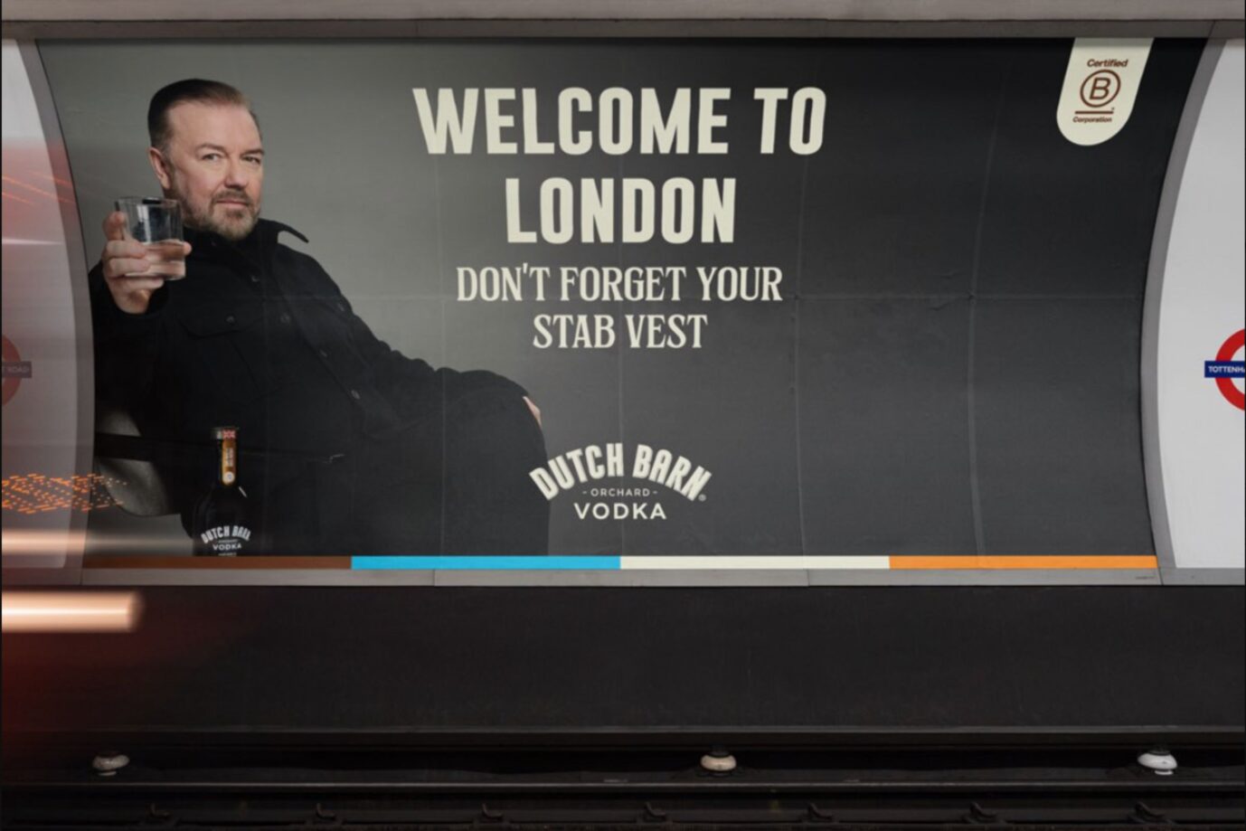 Das Bild zeigt ein Plakat des britischen Komikers Ricky Gervais.
