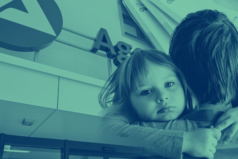 Die Grafik zeigt ein kleines Kind, Geldscheine und das Logo des Arbeitsamts. Es ist ein Symbolbild für einen Text über ein Förderprogramm der Regierung.