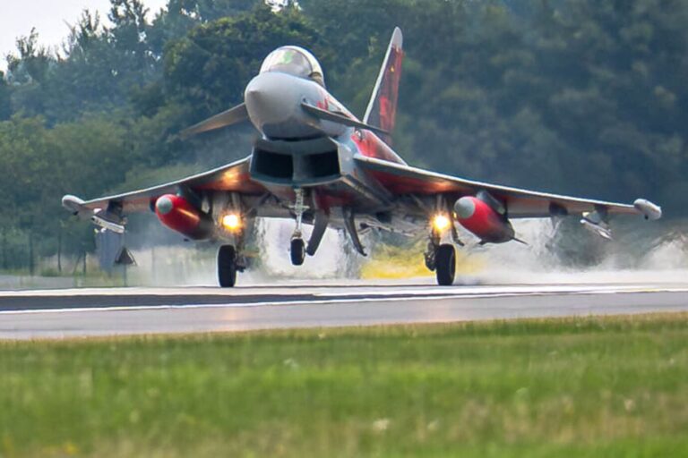 Der erste Eurofighter landet auf dem Flugplatz Wittmundhafen. Die Bundeswehr beginnt mit der Rückverlegung der Eurofighter des Taktischen Luftwaffengeschwader 71 «Richthofen» vom Luftwaffenstützpunkt Laage (Landkreis Rostock) ins ostfriesische Wittmund. Da der Flugplatz samt Landebahn sowie die Gebäudeinfrastruktur umfassend modernisiert werden, hatte die Luftwaffe die Eurofighter Anfang 2022 vorübergehend nach Mecklenburg-Vorpommern abgezogen. Immer wieder bedroht Rußland Nato-Luftraum.