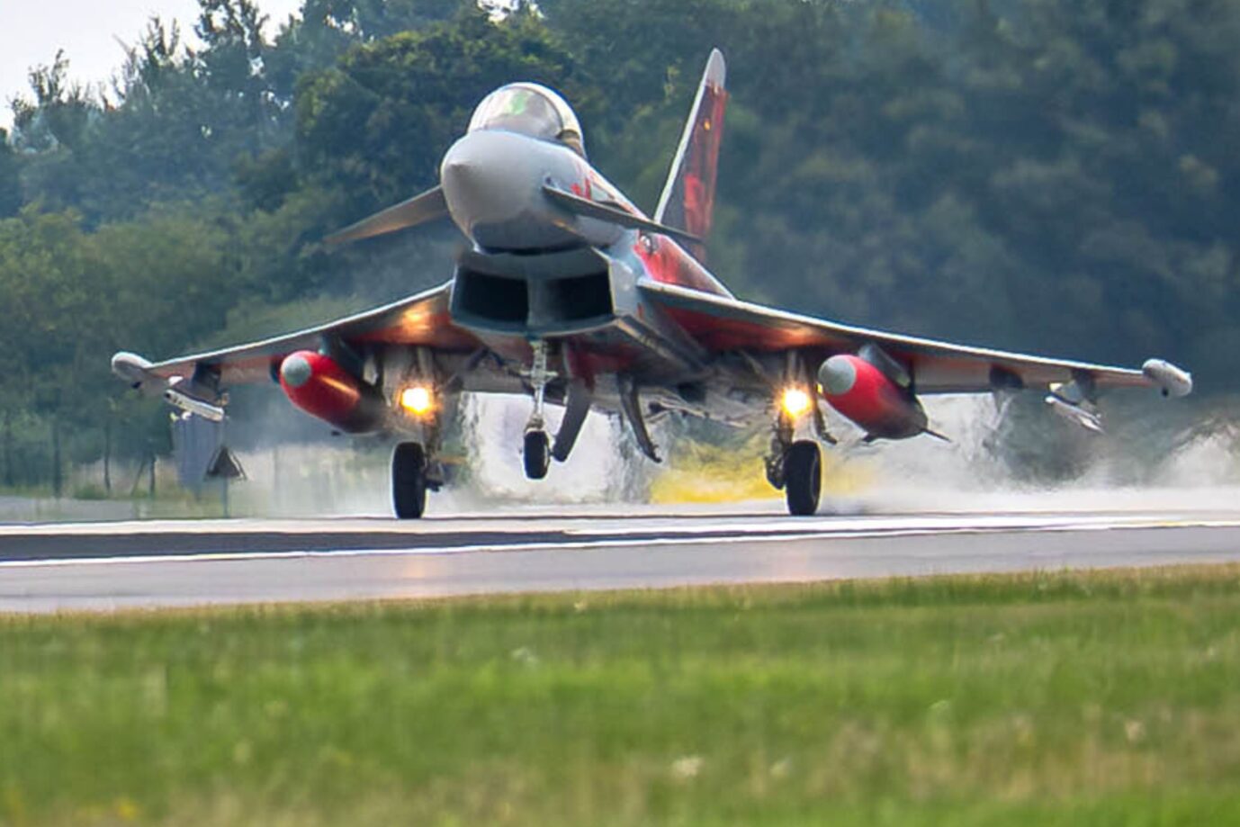 Der erste Eurofighter landet auf dem Flugplatz Wittmundhafen. Die Bundeswehr beginnt mit der Rückverlegung der Eurofighter des Taktischen Luftwaffengeschwader 71 «Richthofen» vom Luftwaffenstützpunkt Laage (Landkreis Rostock) ins ostfriesische Wittmund. Da der Flugplatz samt Landebahn sowie die Gebäudeinfrastruktur umfassend modernisiert werden, hatte die Luftwaffe die Eurofighter Anfang 2022 vorübergehend nach Mecklenburg-Vorpommern abgezogen. Immer wieder bedroht Rußland Nato-Luftraum.