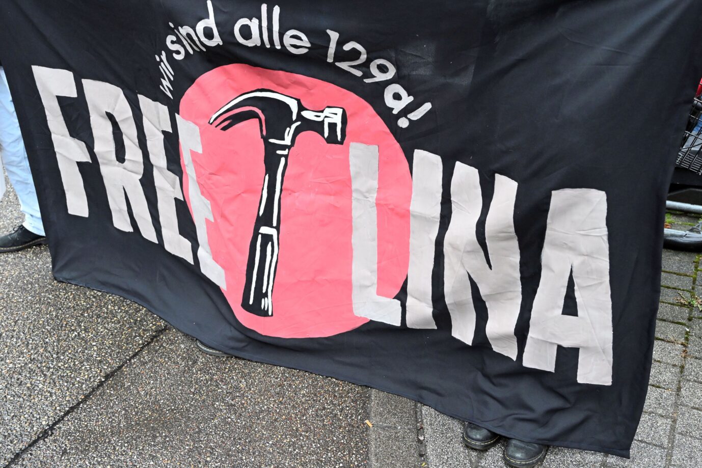 Die Grafik zeigt ein Solidarität-Transparent für die Hammerbande.
