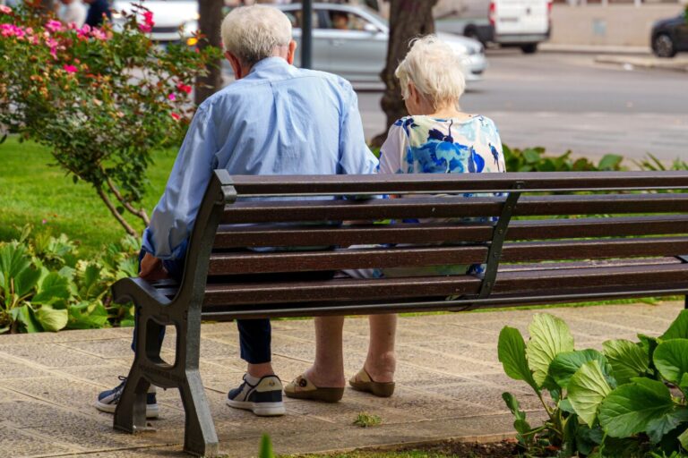 Das Bild zeigt zwei Senioren auf einer Bank. Es ist ein Symbolbild für einen Text über das Rentensystem.