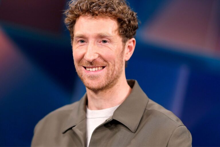 Das Bild zeigt den „hart aber fair“-Moderator Louis Klamroth