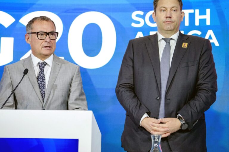 Das Bild zeigt den Chef der Bundesbank, Joachim Nagel und den Bundesfinanzminister Lars Klingbeil (SPD). Deutschlands Schuldenpolitik wird von Ökonomen kritisiert.