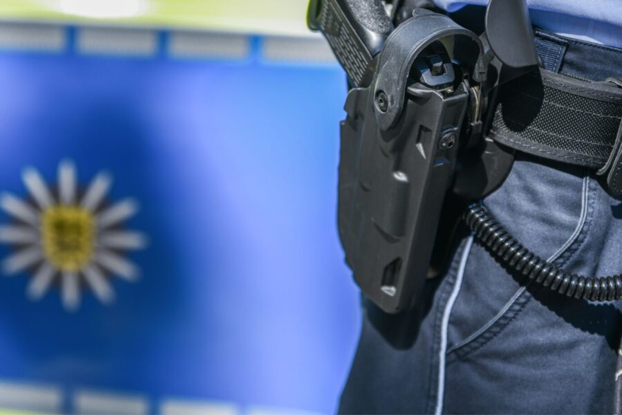 Das Bild zeigt einen Polizisten und seinen Waffenholster. In Baden-Württemberg fallen immer häufiger Schüsse.