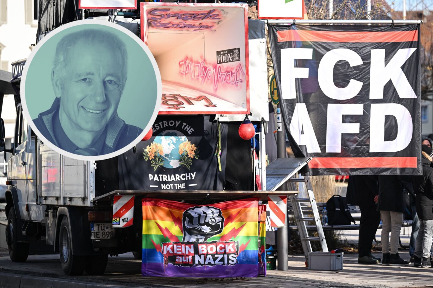 Das Bild zeigt gemalte Anti-AfD-Parolen bei einer Kundgebung