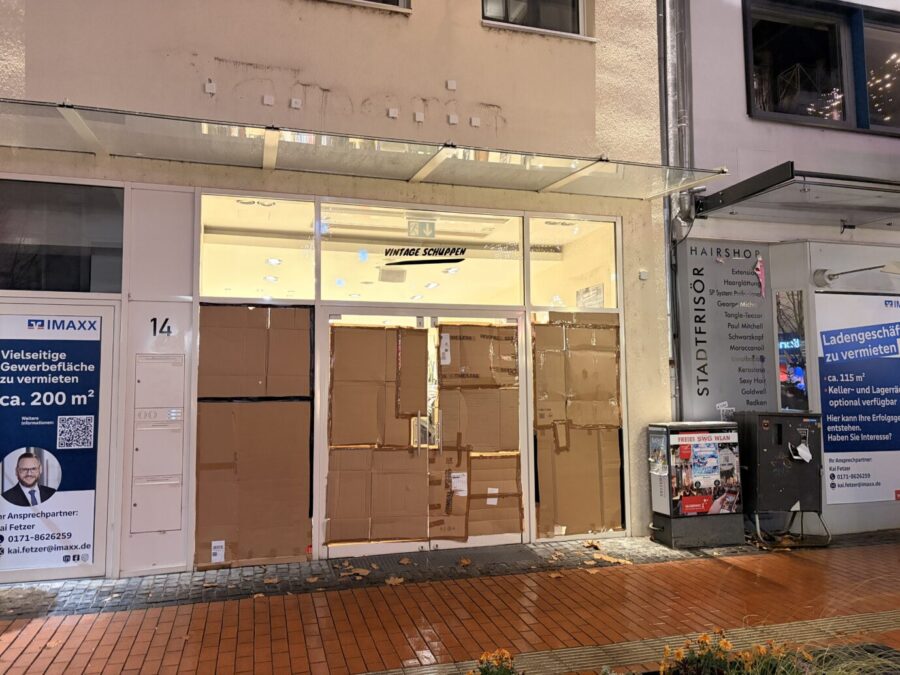 Abends in Gießen: Erst den Laden mit Pappe auskleben und dann Staubsaugen. Foto: Sven Versteegen/JF