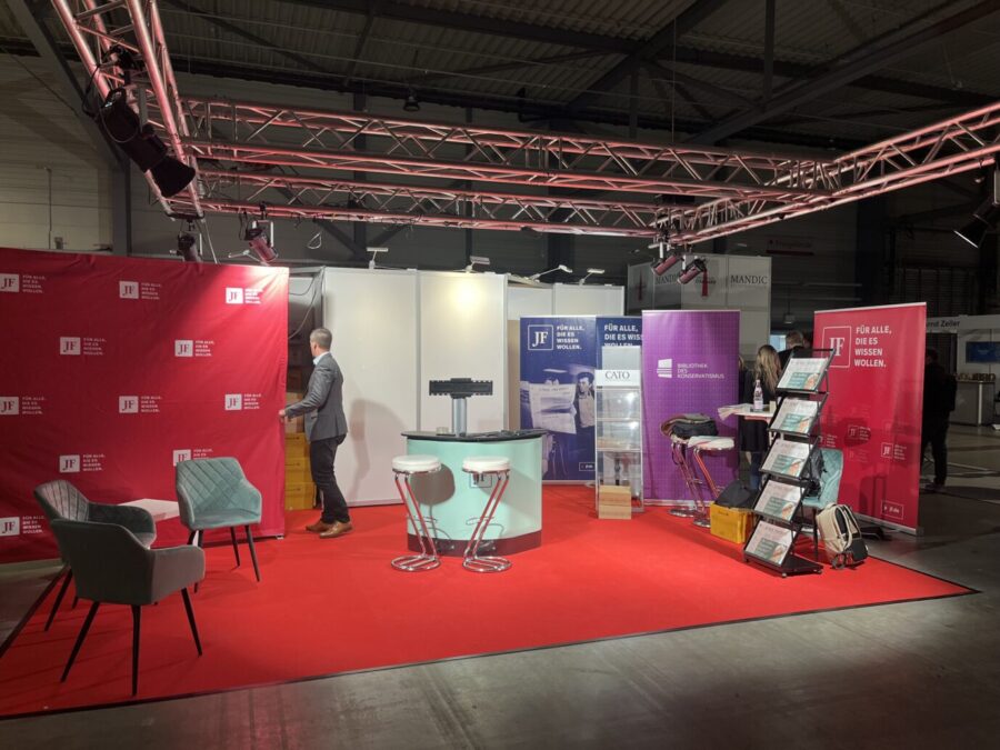 Chefredakteur Dieter Stein hilft am JF-Stand aus. Foto: JF