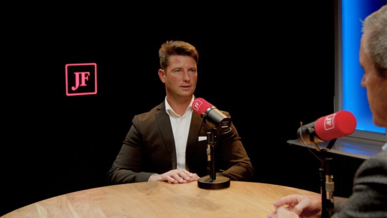 René Aust: Der Leiter der AfD-Delegation im EU-Parlament steht Rede und Antwort. Foto: JF