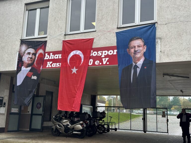 Das Bild zeigt das Vereinsheim des FC Bosporus in Kassel: Briefkastenadresse des Streetbolzer e.V., der mit Steuergeldern „Kick rechts weg“ organisiert. „Demokratie leben!“ steht schon lange in der Kritik. Auch wegen der Nähe zur Antifa.