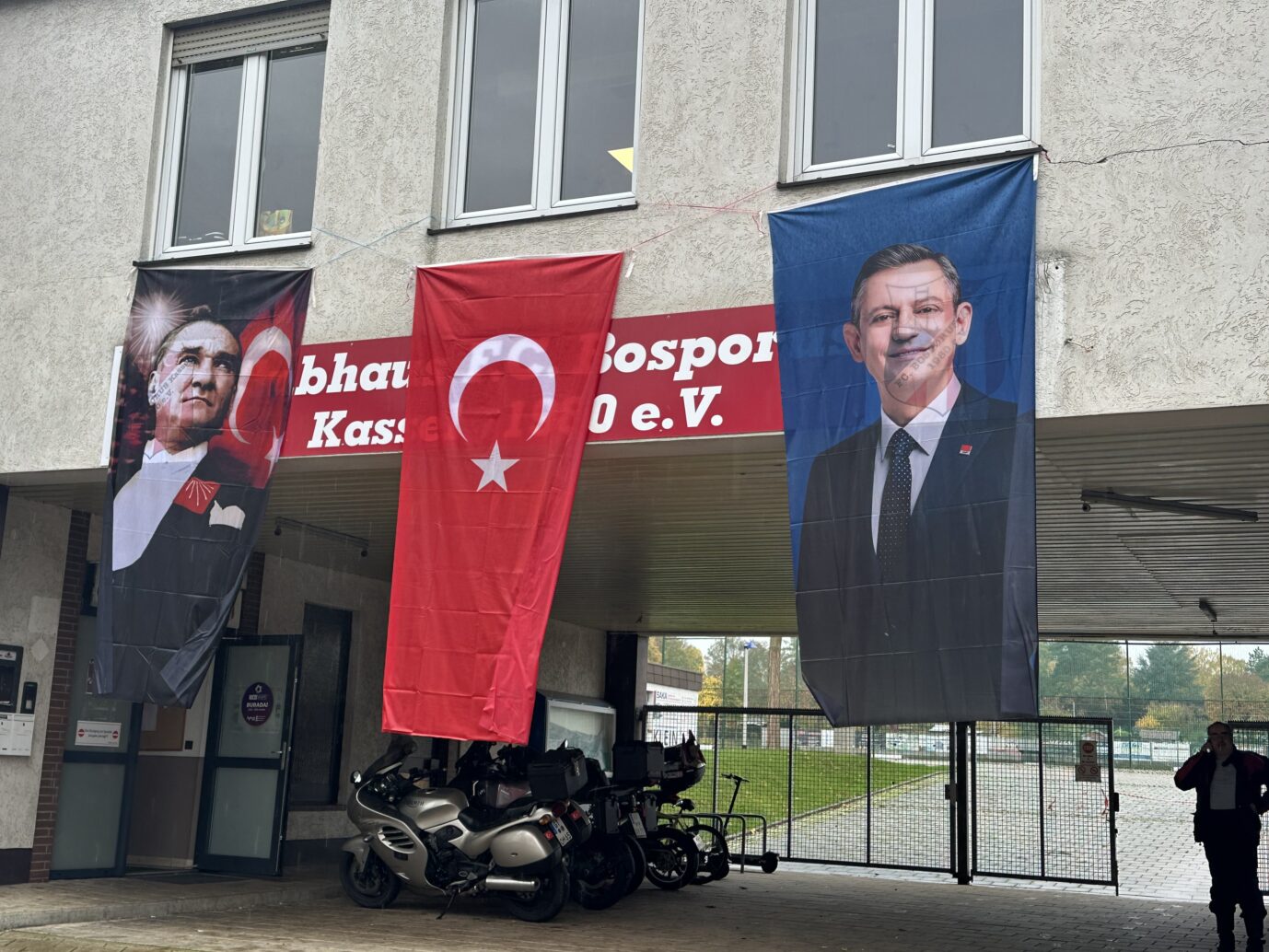Das Bild zeigt das Vereinsheim des FC Bosporus in Kassel: Briefkastenadresse des Streetbolzer e.V., der mit Steuergeldern „Kick rechts weg“ organisiert. „Demokratie leben!“ steht schon lange in der Kritik. Auch wegen der Nähe zur Antifa.